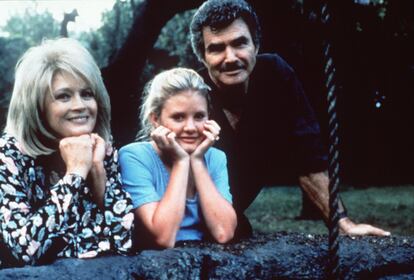 Burt Reynolds, Angie Dickinson y Mia Sara, en una escena de 'Perturbado'.