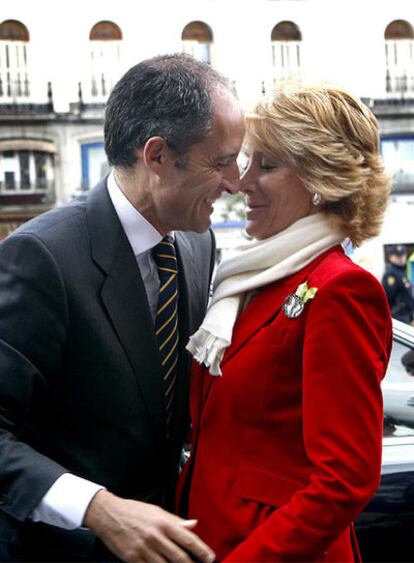 Francisco Camps y Esperanza Aguirre se saludan antes de la reunión que celebraron en Madrid.