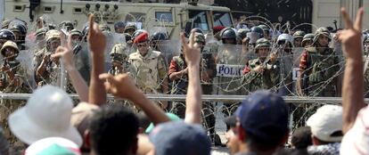 Simpatizantes del presidente depuesto Mohamed Mursi protestan frente a la sede de la Guardia Republicana en El Cairo, Egipto, el 5 de julio del 2013. Al menos dos personas han muerto a causa de los disparos del ejército egipcio contra los seguidores de Mursi.