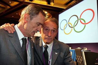 El alcalde de París, Bertrand Delanoë, y el ex esquiador Jean-Claude Killy, al conocer el resultado de la votación.