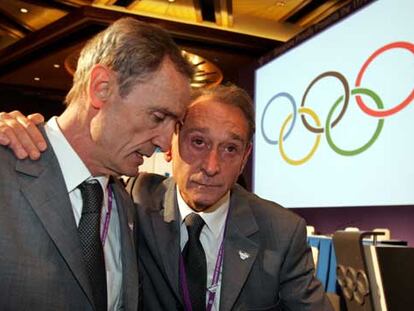 El alcalde de París, Bertrand Delanoë, y el ex esquiador Jean-Claude Killy, al conocer el resultado de la votación.