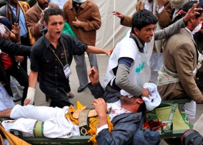 Un herido en los disturbios es trasladado a un hospital improvisado en una mezquita en Saná, Yemen.
