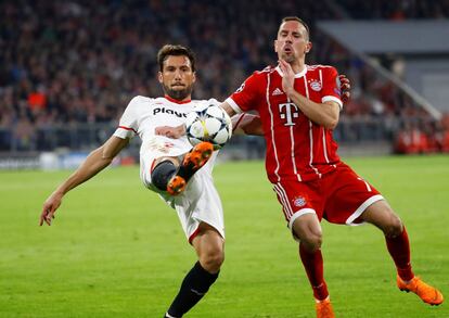 Soccer Football - Champions League Quarter Final Second Leg - Bayern Munich vs Sevilla - Allianz Arena, Munich, Germany - April 11, 2018   Sevilla's Franco Vazquez in action with Bayern Munich's Franck Ribery            REUTERS/Kai Pfaffenbach