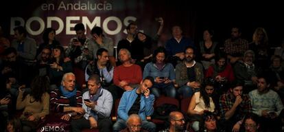 Miembros de Podemos siguen en el teatro Tavora el recuento de votos en la jornada electoral.