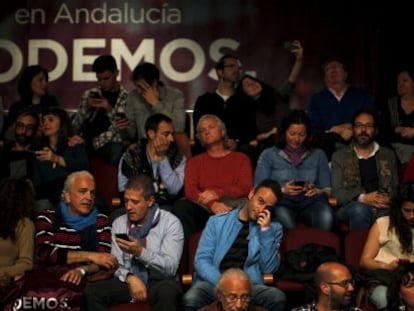 Miembros de Podemos siguen en el teatro Tavora el recuento de votos en la jornada electoral.