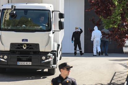 Llegada de camiones frigoríficos industriales al Palacio de Hielo de Madrid con féretros en su interior para la conservación de los cadáveres de las personas fallecidas por covid en marzo de 2020.