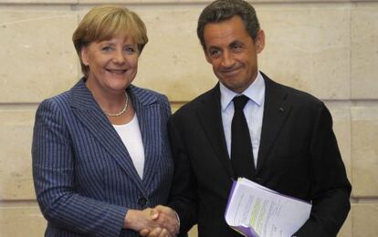 El presidente francés, Nicolas Sarkozy, y la canciller alemana, Angela Merkel,en el palacio del Elíseo de París.