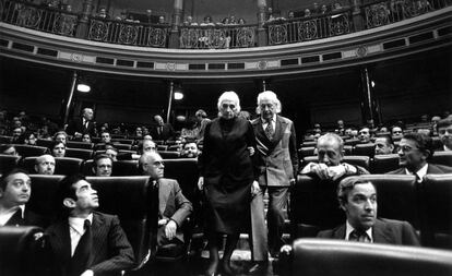 Dolores Ibarruri y Rafael Alberti en el Congreso de los Diputados en julio de 1977 durante una sesión de las Cortes Constituyentes.
