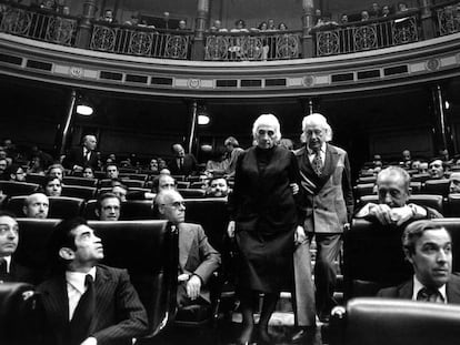 Dolores Ibarruri y Rafael Alberti en el Congreso de los Diputados en julio de 1977 durante una sesión de las Cortes Constituyentes.