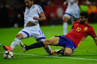El jugador de la selección de España Diego Costa (derecha) pelea por el balón frente a Shir Tzedek de Israel.