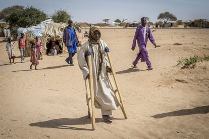 Asido a sus muletas de madera, Alhadji Sumaïla, agricultor nigeriano de 38 años, casado y cinco hijos, camina entre los refugios del emplazamiento de Assaga, junto a la Nacional 1, a pocos kilómetros de la ciudad de Diffa. Hace ocho meses el Ejército nigerino penetró en su pueblo y mató a un miembro de Boko Haram. A los pocos días, la secta radical atacó Assaga en represalia por lo que consideraron una delación. “Era sábado, en pleno mes de Ramadán, entraron casa por casa y nos llevaron a todos a la mezquita. Dejaron que las mujeres y los viejos se fueran y empezaron a dispararnos”, recuerda Sumaïla, “todos corrimos hacia donde pudimos, a mí me alcanzaron en una pierna y caí al suelo”. Ya de madrugada, el Ejército de Níger empezó a avanzar hacia Assaga y los miembros de Boko Haram huyeron. En el ataque murieron 12 jóvenes y 9 resultaron heridos, entre ellos Alhadji, que pasó cuatro meses en el hospital.