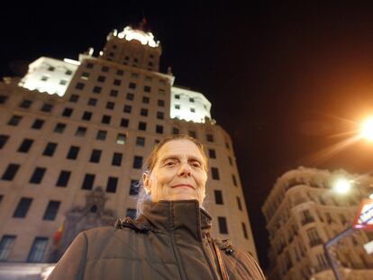 Inés Cárdenas, delante del edificio de Telefónica que proyectó su padre Ignacio Cárdenas.