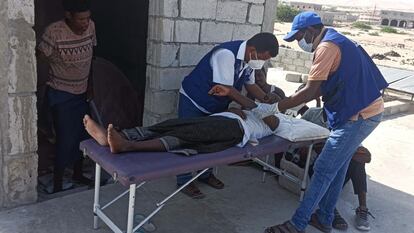 Un superviviente del naufragio frente a las costas de Yemen es atendido en por paramédicos en la localidad de Ain Ba Ma'bad.