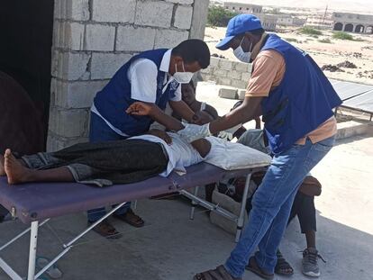 Un superviviente del naufragio frente a las costas de Yemen es atendido en por paramédicos en la localidad de Ain Ba Ma'bad.