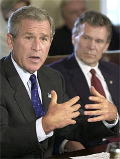 Bush, junto al jefe de la mayoría en el Senado, el demócrata Tom Daschle.