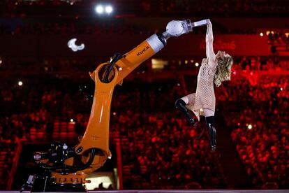 Una de las estrellas de la ceremonia fue la deportista norteamericana Amy Purdy, medallista paralímpica de snowboard en los Juegos de Invierno de Sochi, en 2014. Purdy, que perdió las dos piernas con 19 años, llevó a cabo un baile de samba junto a un robot.