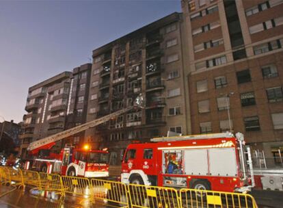 El edificio evacuado en Vigo por el incendio aparentemente provocado por una gamberrada