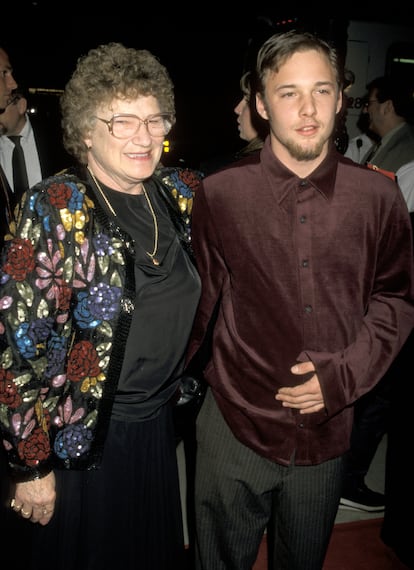 El fallecido Brad Renfro, estrella infantil de ‘El Cliente’, tenía una relación turbulenta con sus padres y solía ir acompañado de su abuela a estrenos y eventos. Aquí, en el estreno de ‘Verano de corrupción’ en 1997 en Los Ángeles.