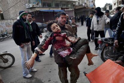 Un niño, herido durante los combates, es evacuado de la zona en Idlib, en una imagen tomada el 11 de marzo.