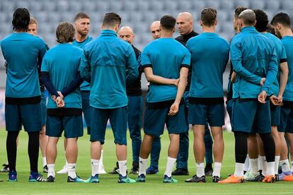Sergio Ramos y el resto de la plantilla escuchan la charla de Zidane.