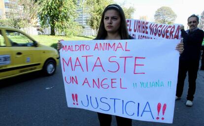 Un grupo de personas protesta frente a la clínica Navarra donde se encontraba el violador y asesino de una niña de 7 años en Bogotá, el pasado diciembre.
