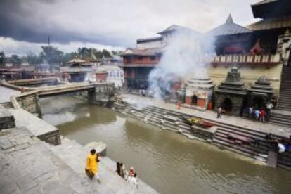 ‘Ghats’ del sagrado río Bagmati, en Pashupatinath, Katmandú (Nepal).
