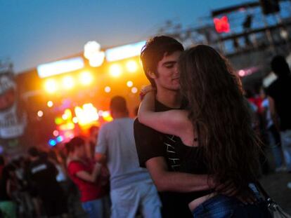 Una pareja durante una actuación en el festival Cosquín Rock, cerca de Córdoba (Argentina).