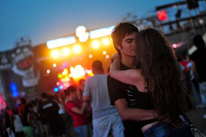 Una pareja durante una actuación en el festival Cosquín Rock, cerca de Córdoba (Argentina).