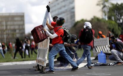 Manifestantes lanzan piedras a la policia antidisturbios durante las protestas.