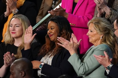 La primera dama, Jill Biden, aplaude a Latorya Beasley, durante el discurso del estado de la Unión, este jueves en Washington.