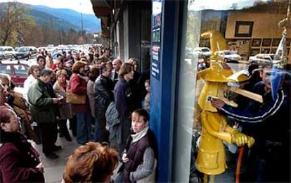 Las colas ante la administración de lotería de La Bruixa d'Or en Sort han superado los 200 metros este fin de semana.