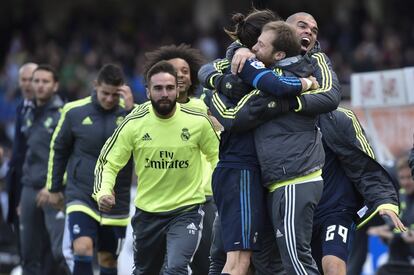 Gareth Bale (3d) celebra con Pepe después de marcar el gol.