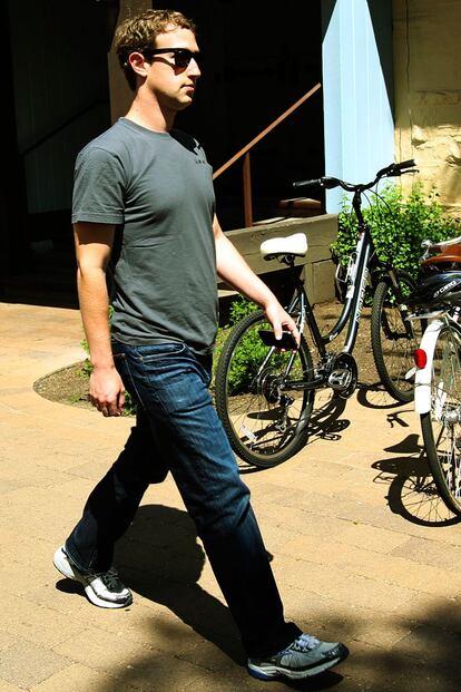 Para dar un paseo... 

	Zuckerberg debe ser el único ser humano que lleva su uniforme de trabajo en los ratos de ocio.