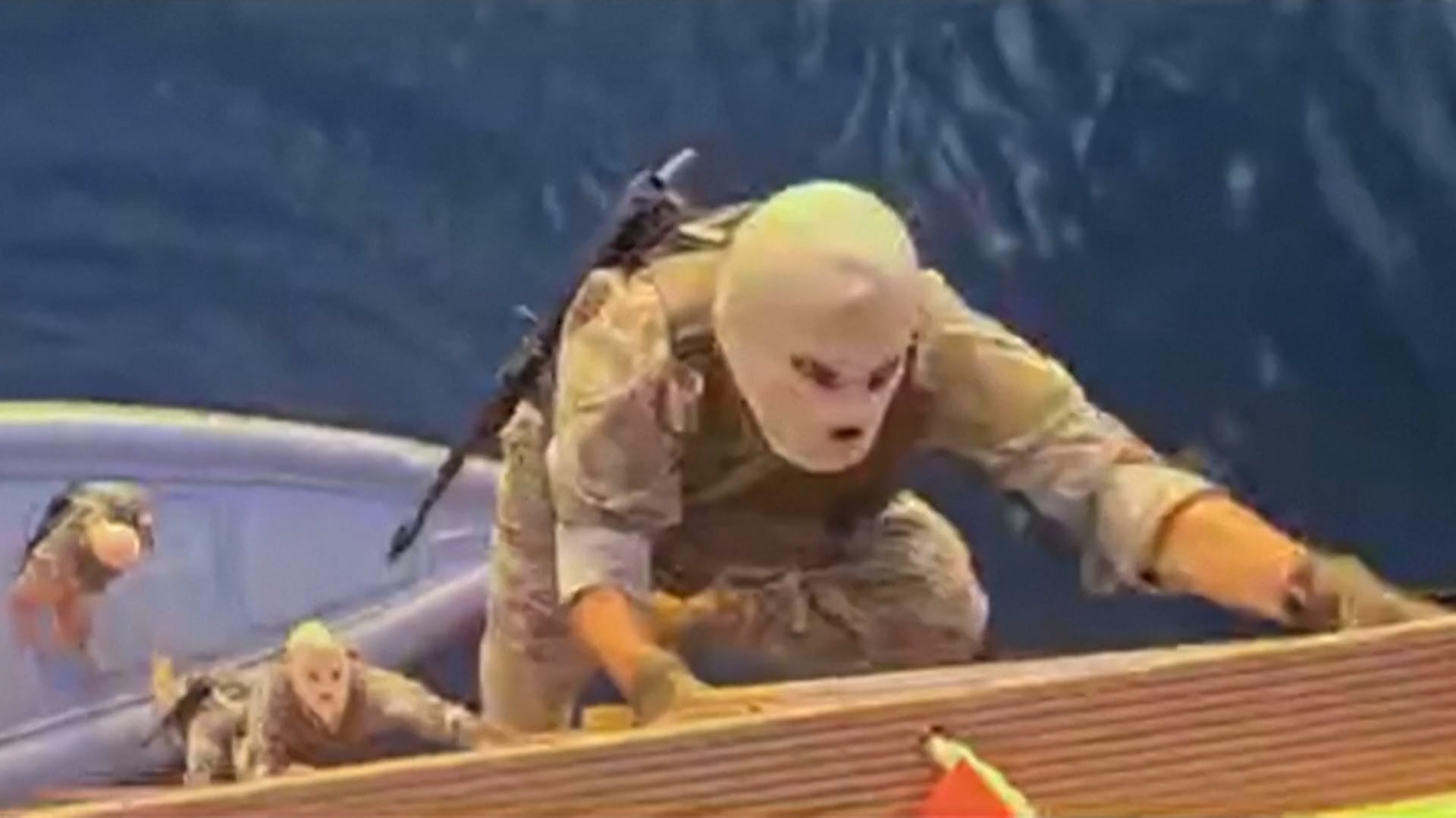 El vídeo difundido por Irán del abordaje a dos buques en el estrecho de Ormuz