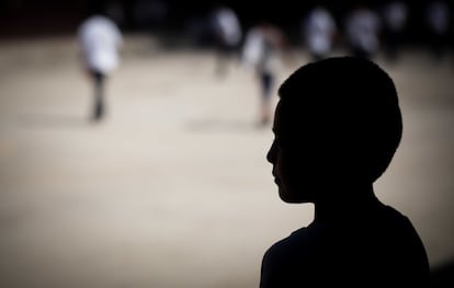 <p>Javier, de 10 años, asiste a la escuela Carlos Alberto Rivera Hernández, apoyada por UNICEF, en San Pedro Sula, Cortes, Honduras, el viernes 8 de abril de 2016. El padre de Javier y cinco de sus tíos fueron asesinados por pandillas y su madre lo abandonó. Ahora vive con su abuela en el vecindario. Javier no ha sido amenazado o atacado por pandillas, pero tiene amigos que han experimentado violencia y tienen demasiado miedo para ir a la escuela. Una niña de 15 años fue asesinada y torturada durante dos días en un barrio conocido como "Casa Loca". Los miembros de pandillas tienden a enviar "banderas" para monitorear la actividad y reclutar estudiantes por la tarde. "Hay mucha violencia aquí. Quiero ser médico para poder ayudar a las personas heridas", dice.</p>
<p>En lugar de ser entornos de aprendizaje seguros, las escuelas se han convertido en territorios de reclutamiento para las pandillas. Muchos niños y adolescentes que quieren estudiar deben recorrer trayectos peligrosos desde sus hogares. Una vez en el centro, corren el riesgo de ser reclutados, amenazados, maltratados, atacados e incluso asesinados. El ciclo de violencia aumenta las tasas de deserción escolar, ya que los niños temen continuar su educación.</p>