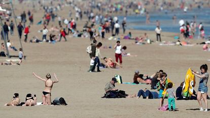 Un gran número de personas se ha acercado a la playa de la Malvarrosa para disfrutar del día soleado y de las altas temperaturas que se viven en este último fin de semana de febrero.