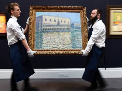 Operarios de Sotheby’s retiran “El Palacio Ducal”, de Claude Monet, subastada el pasado febrero en Londres. 