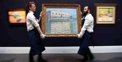 Operarios de Sotheby’s retiran “El Palacio Ducal”, de Claude Monet, subastada el pasado febrero en Londres.