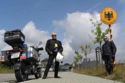 Mercedes Silvestre con su hijo Miquel y la moto en que viajaron ambos, en la frontera entre la República Checa y Alemania.