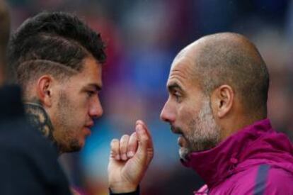 Pep Guardiola da instrucciones al guardameta Ederson.