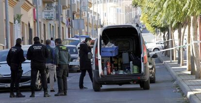 Vivienda de Huércal de Almería (Almería) donde fue encontrada muerta este domingo una mujer de 33 años tras ser presuntamente degollada por su expareja.
