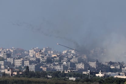 Un cohete es lanzado desde la franja de Gaza hacia Israel, en una imagen tomada desde territorio israelí este domingo. 