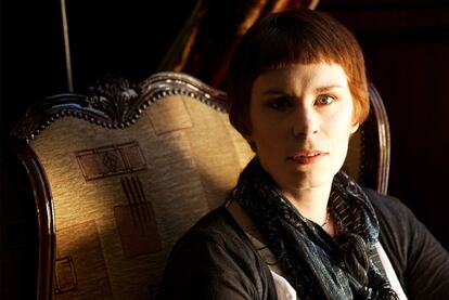 La escritora Tana French, autora de <i>El silencio del bosque, </i>retratada en Dublín.