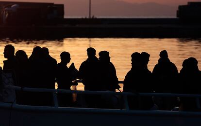 Agentes de la policía griega acompañan a un grupo de migrantes antes de ser devueltos a Turquía, desde la isla griega de Lesbos, el 4 de abril de 2016.