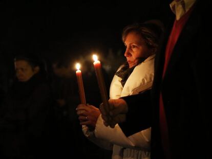 Vigilia en la iglesia cat&oacute;lica de Santa Rosa de Lima, en Newtown (Connecticut).