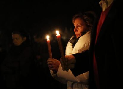 Vigilia en la iglesia católica de Santa Rosa de Lima, en Newtown (Connecticut).