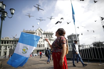 Aviones sobrevuelan la Plaza de la Constitución hoy, antes de la ceremonia de investidura en Ciudad de Guatemala.
