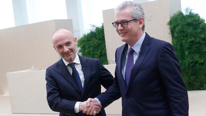 Óscar Rodríguez Maceiras (izquierda) junto a Pablo Isla, en la presentación de resultados de Inditex del 16 de marzo. 