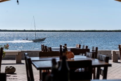 Restaurantes vacíos en Altata, Navolato. La reciente ola de violencia en Sinaloa ha afectado los comercios en el estado, comerciantes han tenido que cerrar sus negocios por la falta de clientes.
26 de noviembre de 2024, Altata, Navolato, Sinaloa.