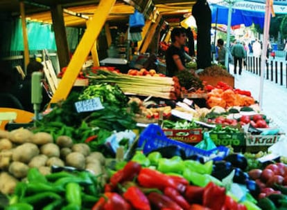 Mercado de fruta y verdura en la calle Graf Ignatiev, Sofía (Bulgaria)